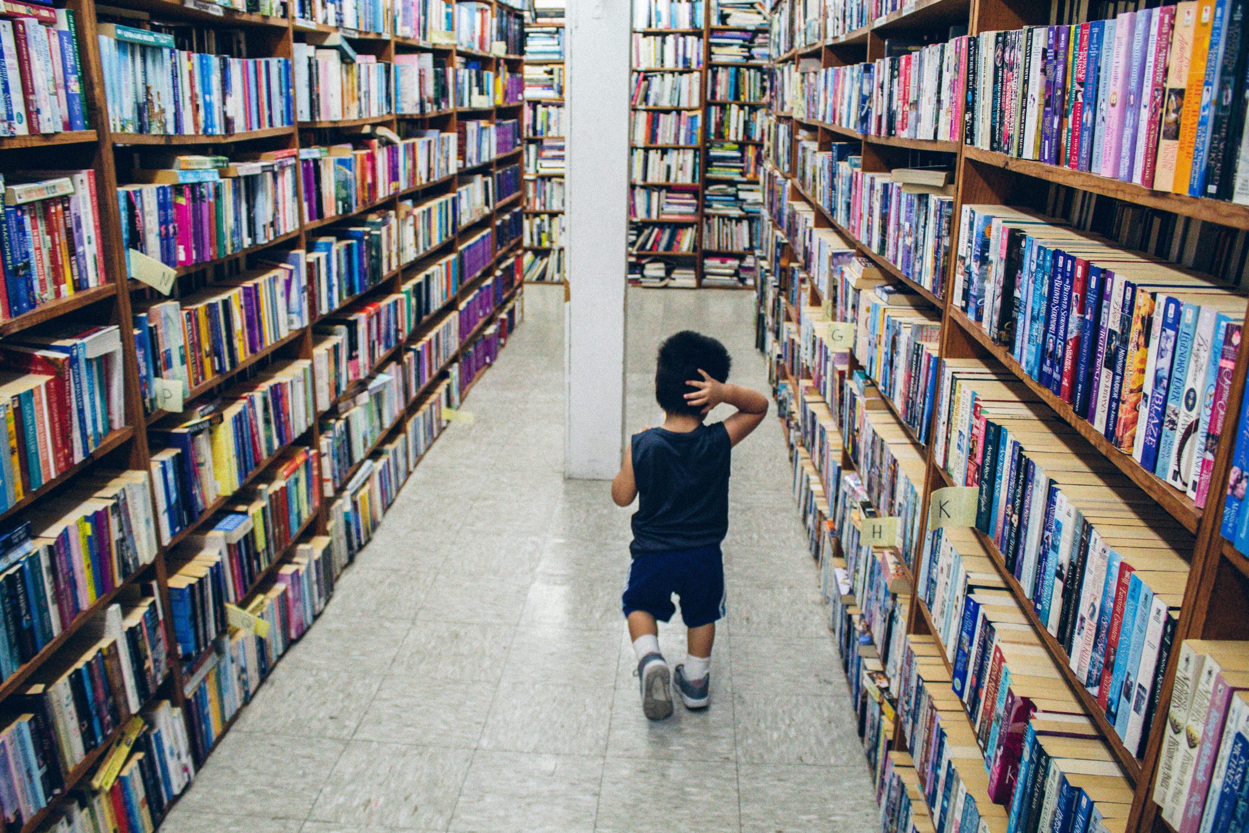 kid in library